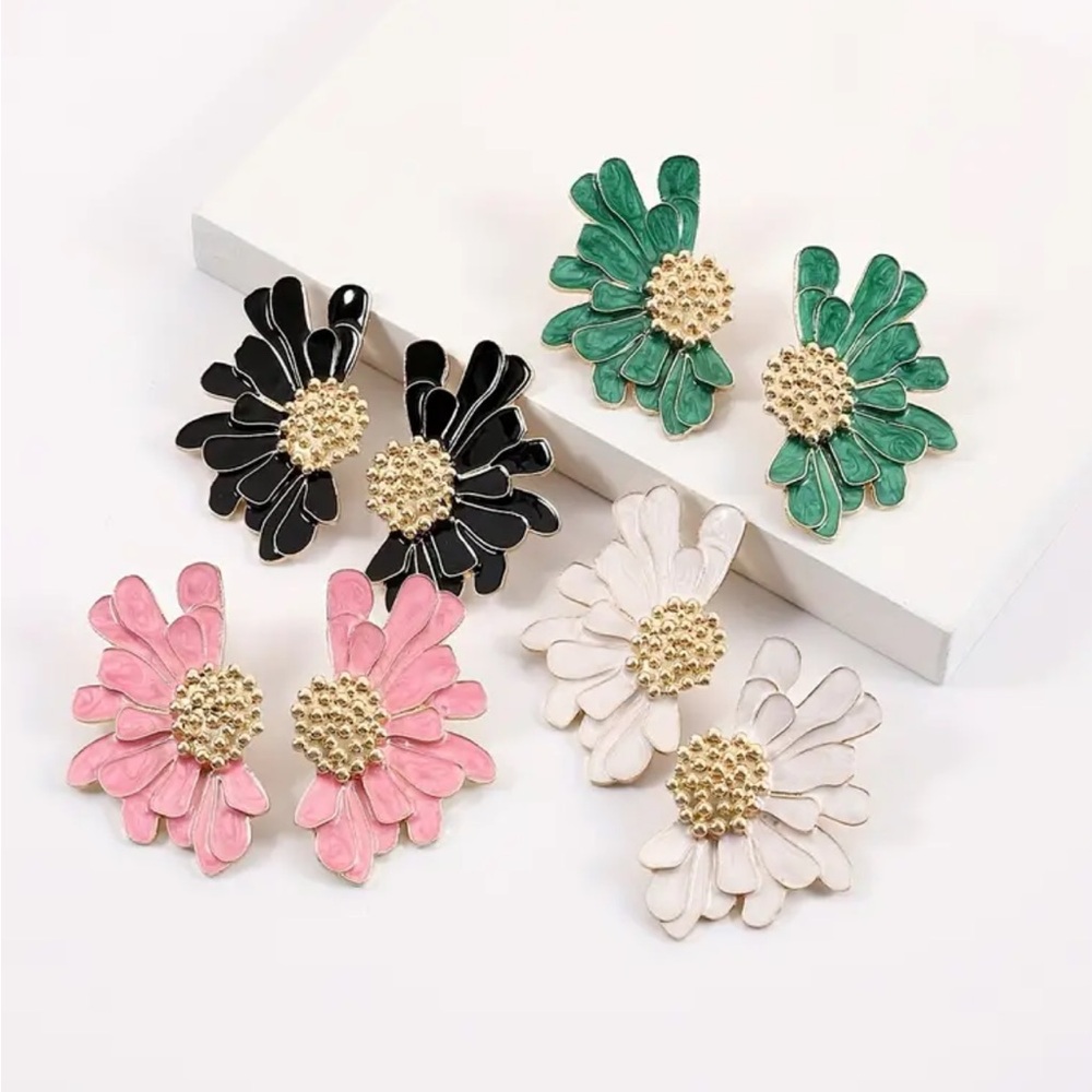 Exquisite Black Flower Stud Earrings - Picture 2 of 3